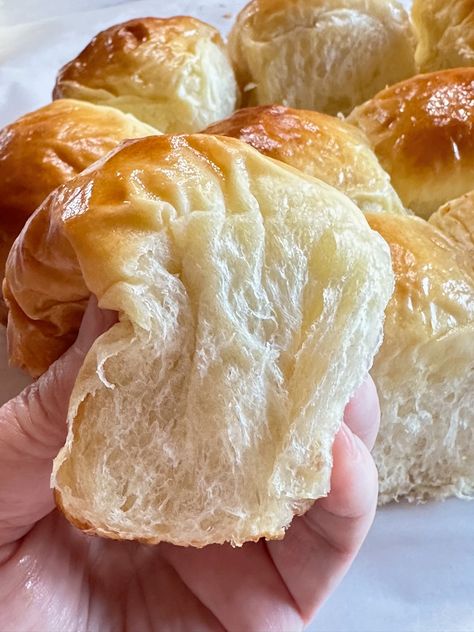 Hawaiian Sweet Rolls - My Country Table Sweet Fluffy Bread, Gluten Free Sweet Hawaiian Rolls, Artisan Bread Rolls Recipe, Sweet Hawaiian Bread Recipe, Dinner Hawaiian Rolls, Fluffy Sweet Bread, Hawaiian Roll Bread Recipes, Hawaiian Roll Homemade, Hawaiian Rolls Homemade