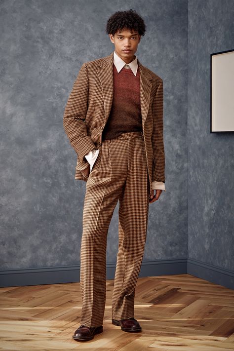 Todd Snyder - Fall 2023 Menswear https://www.vogue.com/fashion-shows/fall-2023-menswear/todd-snyder/slideshow/collection#37 Mens Fall 2023 Fashion, Men’s Suits 2023, Christmas Ootd, Husband Fashion, Fall 2023 Menswear, 2023 Menswear Fashion Show, Fashion 23, Look 80s, Brown Outfits