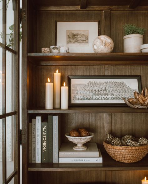 Under Shelf Decor, Living Room Shelf Ideas Wall Shelves, Styling Open Bookshelves, Built In Bookshelf Styling, Single Shelf Decor, Book Shelf Decoration Idea, Cabinet Shelf Decor, Built In Shelf Decor, Shelf Decor Ideas