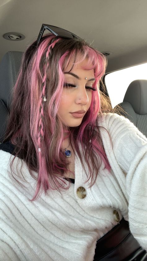 Hair inspiration 
Pink hair
Pink and brown hair Pink Hair Streaks, Pink Hair Highlights, Pink Hair Dye, Peekaboo Hair, Hair Color Streaks, Hair Streaks, Dyed Hair Inspiration, Pretty Hair Color, Hair Stylies