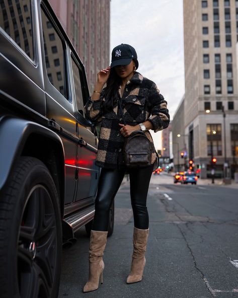 Sherpa Shirt Jacket, Maria Vizuete, Mia Mia Mine, Cozy Fall Vibes, Off White Hoodie, Mia Mia, Beige Hat, Black Jeans Outfit, Christian Louboutin So Kate