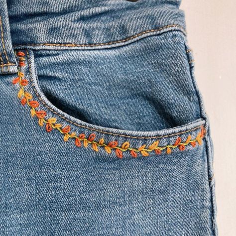 Uncomplicated beautiful embroidery around a denim pocket Diy Embroidery On Jeans, Embroidery On Jeans, Embroidery Jeans Diy, Clothes Embroidery Diy, Denim Embroidery, Embroidery Shoes, Basic Embroidery Stitches, Hand Embroidery Projects, Denim Pocket