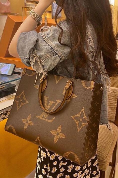 Louis Vuitton Handbags Crossbody, Louis Vuitton Outfit, Louis Vuitton Gm, Louis Vuitton Onthego, Branded Tote Bags, Louie Vuitton, Louis Vuitton Monogram Bag, Louis Vuitton Travel, Replica Louis Vuitton