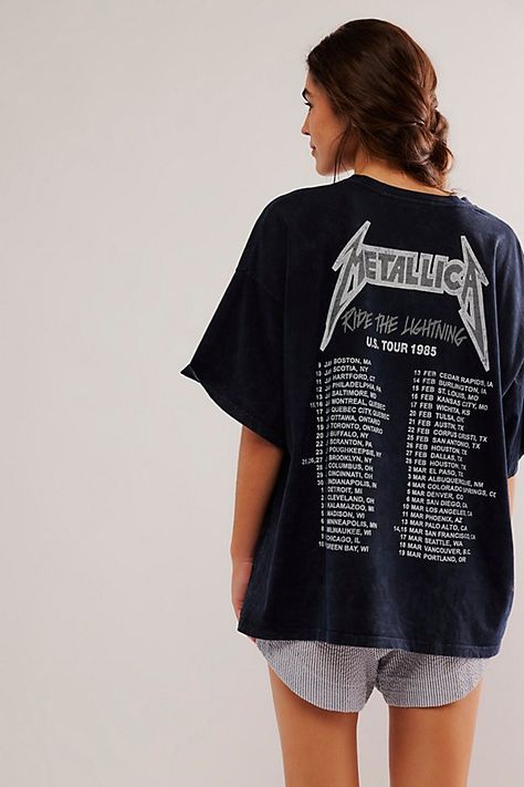 Band Tee Outfits Aesthetic, Edgy Hippie Style, Band T Shirt Outfit, Tour Shirt Design, Edgy Mom Style, Oversized Tee Outfit, Band Tee Outfits, Vintage Band Shirts, Best T Shirts