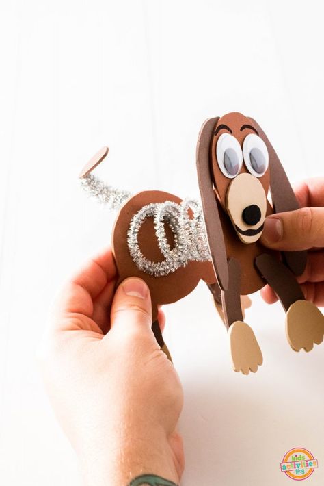 Toy Story Slinky Dog - An Easy Toy Story Craft Toy Story Slinky Dog, Disney Crafts For Kids, Toy Story Crafts, Toy Story Slinky, Slinky Dog, Toy Story Birthday Party, Simple Toys, Dog Crafts, Toy Story Birthday