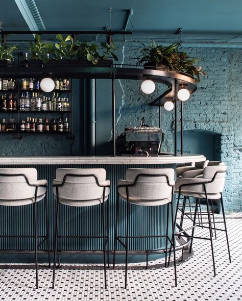 Restaurant In London, Bar In Casa, White Bar Stools, London Hotel, Design Café, Decoration Restaurant, Bar Interior Design, Open Dining Room, London Bars