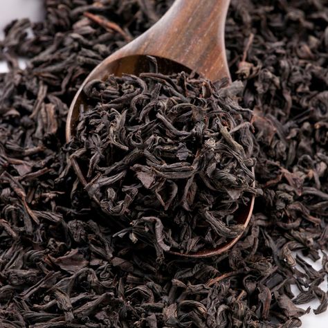 The Many Health Benefits of Drinking Black Tea Black Tea Photography, Black Tea Benefits, White Tea Benefits, Photography Tea, Tea Diffuser, Different Types Of Tea, Black Tea Leaves, Tea Plant, Leaf Photography