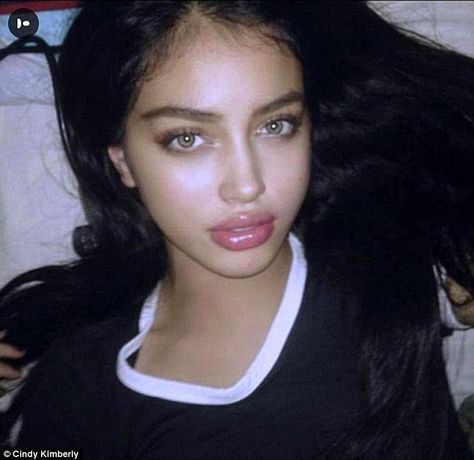 Fame: Bieber put Cindy Kimberly on the map after posting this picture to his 47.5million I... Justin Bieber, Natural Make Up, Spanish Girls, Cindy Kimberly, Cute Makeup, Pretty Face, Aesthetic Girl, Pretty Woman, Hair Inspo