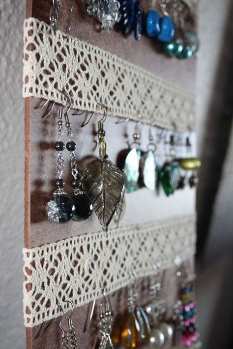 Diy Earring Storage, Dorms Decor, Anting Manik, Jewerly Organizer, Jewelry Storage Diy, Earring Hanger, Diy Jewelry Display, Diy Jewelry Holder, Earring Storage