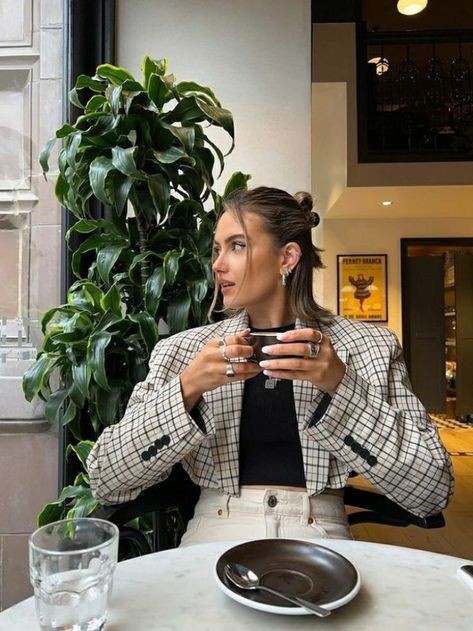 Photoshoot In Coffee Shop, Cafe Poses Instagram, Cafe Picture Ideas, Cafe Pose Ideas, Cafe Poses, Cafe Photoshoot, Coffee Photoshoot, Cafe Pictures, Coffee Girl