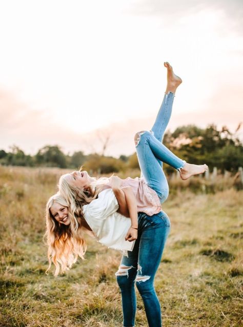 Pose To Do With Bestie, Farm Photoshoot Ideas Best Friends, Friends Pic Poses, Best Friend Photo Shoot Poses, Country Photoshoot Ideas Best Friends, Best Friend Country Photoshoot, Western Friend Photoshoot, Cute Sister Photoshoot Ideas, Photo Poses For Sisters