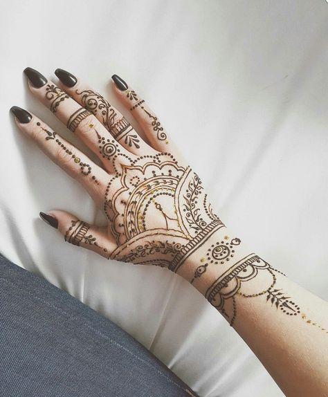 TRIBAL HENNA Henna Arm Tattoo, Cool Henna Tattoos, Thigh Henna, Henne Tattoo, Tato Henna, Finger Henna Designs, Henna Tattoo Hand, Henna Tattoo Designs Hand, Simple Henna Tattoo