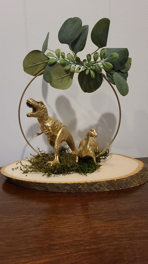 Dinosaur Party Centerpiece, Fête Jurassic Park, Party Centerpieces Diy, Dinosaur Wedding, Jurassic Park Birthday Party, Dinosaur Plant, Dinosaur Baby Shower Theme, Jurassic Park Party, Dinosaur Birthday Theme