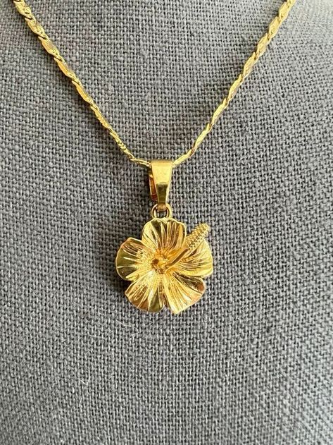 Hawaiian Plumeria, Delicate Pendant, Jewelry Accessories Ideas, Dope Jewelry, Classy Jewelry, Charm Necklaces, Funky Jewelry, Jewelry Lookbook, Girly Jewelry