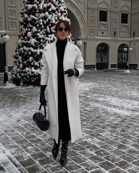 White Long Coat Outfit, White Coat Outfit, Eurotrip Outfits, Winter Night Outfit, Long White Coat, Winter White Outfit, Mantel Outfit, Long Coat Outfit, White Wool Coat