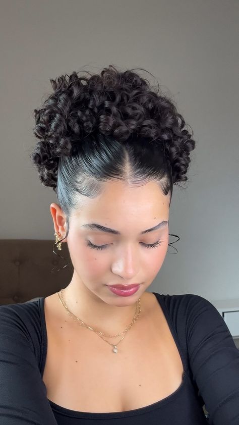 Beautiful front hairstyle Mrs Bella, Mixed Curly Hair, Cute Curly Hairstyles, Curly Hair Updo, Medium Curly Hair Styles, Curly Hair Styles Easy, Hairdos For Curly Hair, Natural Curls Hairstyles, Curly Hair Inspiration