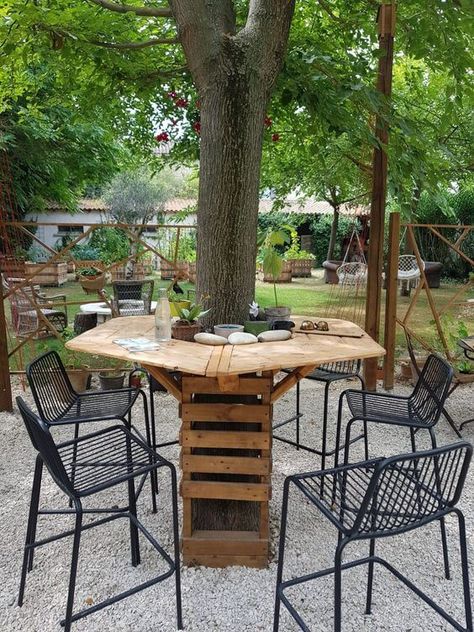 20 Easy and Fun Ideas for Big Trees In The Yard - 158 Tree Stump Ideas Outdoor Seating, Shed Pathway Ideas, Tree Outdoor Ideas, Sitting Area Under Tree, Campground Decorating Outdoor, Picnic Table Design, Meja Outdoor, Bench Around Trees, Table Design Ideas