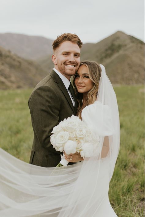 Wedding Photos Looking At Camera, Smiling Wedding Photos, Bridals In The Mountains, Wedding Style Photography, Bride And Groom With Champagne, Bridal And Groom Poses, Bride With 3 Bridesmaids Photo Ideas, Backyard Wedding Poses, Mist Have Wedding Photos