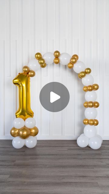 House of Party on Instagram: "Ready to create a simple balloon arch?  First, take four 12-inch white balloons and combine them into a cluster. To keep it stable, add one balloon filled with water.  Next, add a cluster of four gold balloons to the white ones by connecting their tails. Then, add another cluster of white balloons. Separately, take another cluster of four 12-inch white balloons and add a water-filled balloon for stability.  Inflate eight white linking balloons and connect them to each other and to the white cluster. Now, let’s add some details! Attach a foil number balloon to the first clusters. The best way to do this is by using a 260 balloon.  Secure the foil number to the other side of the linking balloon. To finish, add small clusters of four 5-inch gold balloons to each Balloon 2 Number, 1st Birthday Diy Decorations, Balloon Arch Simple, Simple 1st Birthday Decorations, Small Balloon Decorations, Arch For Balloons, Simple Balloon Decor, Number Balloons Decoration, Simple First Birthday Decorations