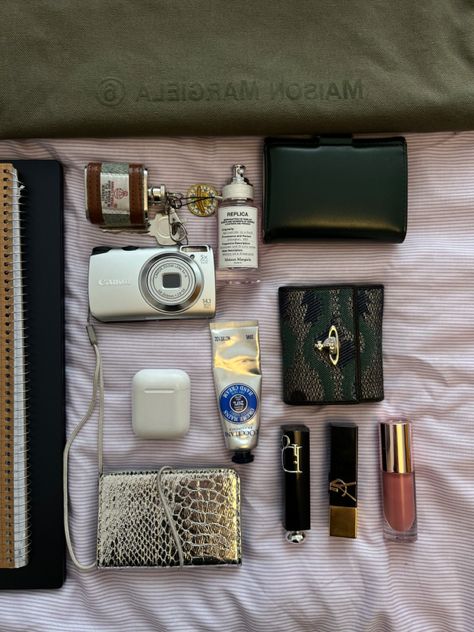 Inside My Bag, Purse Essentials, Handbag Essentials, What In My Bag, Jane Birkin, روتين العناية با�لبشرة, My Bag, Inside Me, Essential Bag