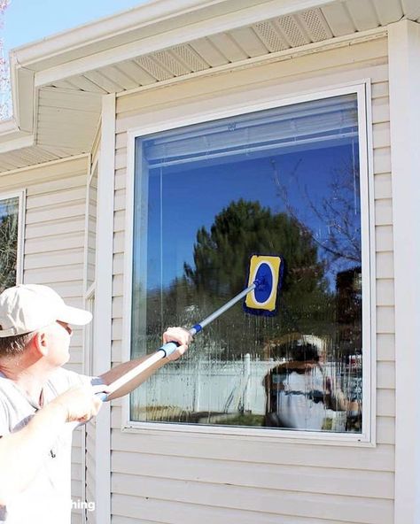 Window Washing Solution Outdoor, Windows Cleaning, Window Cleaning Tips, Homemade Glass Cleaner, Window Cleaner Homemade, Dawn Soap, Window Washing, Clean Windows, Cleaning Windows