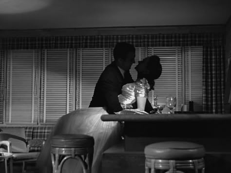 Film Noir Photography, Mildred Pierce, Classic Film Noir, Noir Detective, The Big Sleep, Beau Film, Noir Movie, Fritz Lang, Movie Shots