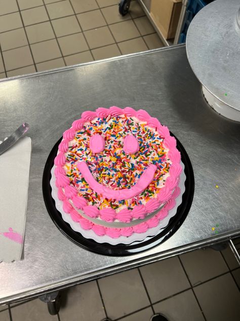 Birthday Cake Single Layer, Circle Cakes Birthday, Dairy Queen Cake Decorating, Dairy Queen Cakes Designs, Dairy Queen Cake Designs, Dairy Queen Ice Cream Cake Designs, Dq Cakes Designs, Mrs Fields Cookies, Dq Cake