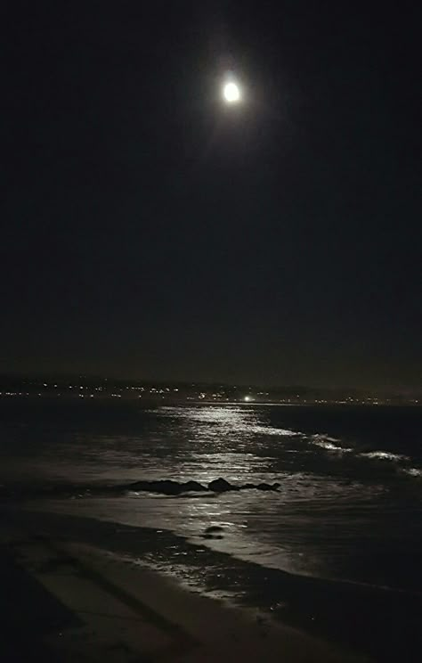 The Ocean At Night, Dark Beach, Ocean At Night, Night Sky Photography, Beach At Night, Moon Pictures, Night Scenery, Dark Paradise, Night Vibes