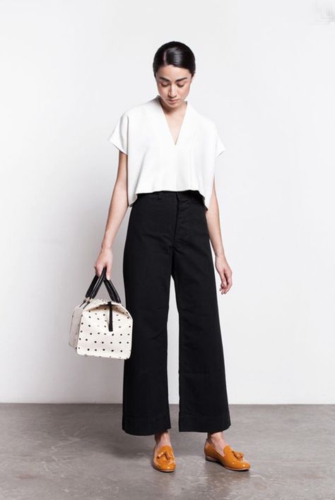 The Wide Leg Pants with Flats Trend—a Super Fashion Forward Trend for Super Hot Days Jesse Kamm Sailor Pant, Street Mode, Minimalist Moda, Black And White Outfit, Style Casual Chic, Mode Kimono, Sailor Pants, Beige Outfit, Black Cropped Pants