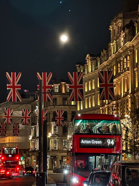 London Aesthetic At Night, London Red Aesthetic, London Vibes Aesthetic, London Night Aesthetic, London Night Life, London Aesthetic Night, London In Summer, London City Night, 80s London