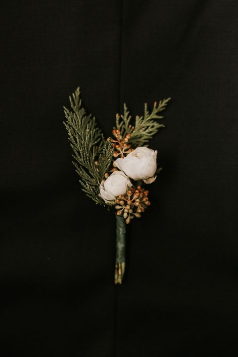 Simple Winter Boutonniere, Winter Wedding Boutineer Grooms, Forest Wedding Boutonnieres, Evergreen Boutineer, Winter Wedding Bouquet Bridesmaid, Evergreen Bouquet Wedding, Evergreen Forest Wedding, Juniper Boutonniere, Winter Boutineer Groomsmen