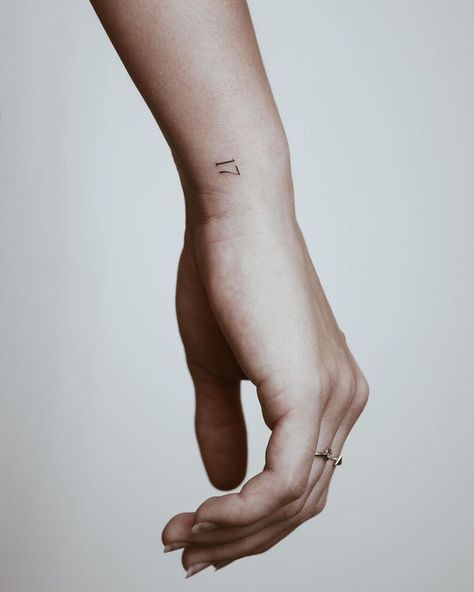 Number 13 Tattoos, Number Tattoo Fonts, 22 Tattoo, Stile Kylie Jenner, Number Tattoos, 13 Tattoos, Tattoo Inspiration Men, 4 Tattoo, Cute Tiny Tattoos