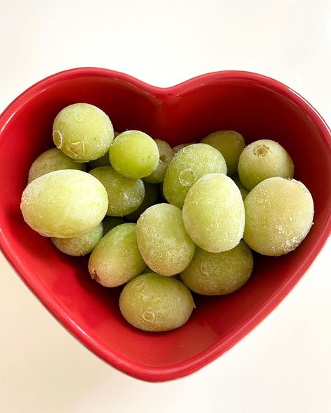 Frozen Grapes, Food Babe, Summer Snacks, Think Food, Green Grapes, Food Is Fuel, August 10, Food Obsession, Pretty Food