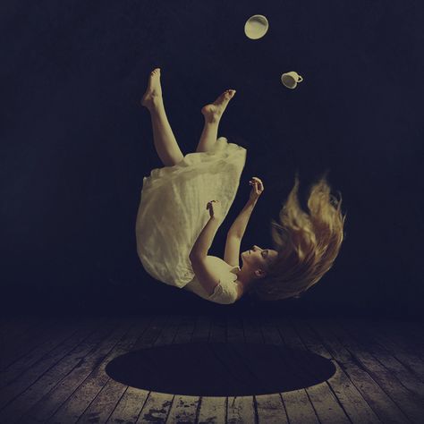 Falling Slowly by Brooke Shaden (amazing blog post on how she made it!) Brooke Shaden, Surreal Photos, Surrealism Photography, Conceptual Photography, Poses References, Foto Art, Arte Horror, Foto Inspiration, 영감을 주는 캐릭터