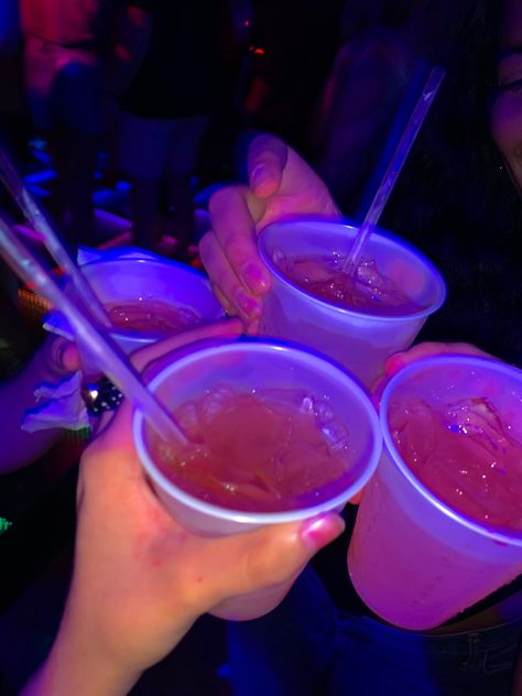 Night out with friends drinks aesthetic. Club night with friends. Phineas E Ferb, Party Night Club Aesthetic, Drinks Aesthetic, Night Club Aesthetic, Nightclub Aesthetic, Club Aesthetic, Party Night Club, Party Aesthetic, Alcohol Aesthetic