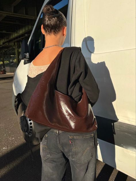 Hobo Bag Outfit, Purse Aesthetic, Winter Inspo, Brown Purses, Brown Bags, Hobo Bag, Cloth Bags, Aesthetic Clothes, Leather Bag