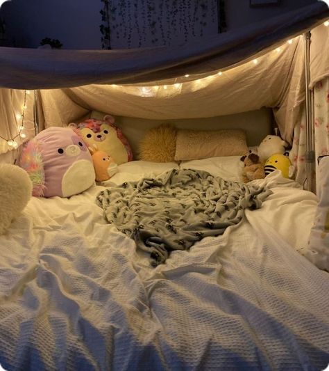 Types Of Forts, How To Make A Fort On Your Bed, Sleepover Forts, Couch Fort, Sleepover Fort, Bedroom Fort, Bed Fort, Cool Forts, Sleepover Room