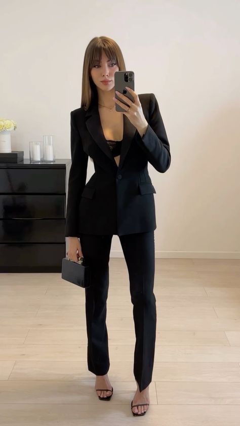 Chic Black Outfits Classy, Classy Suits For Women, Ootd Elegant, Chic Black Outfits, Office Fits, Black Dinner, Boss Outfit, Classy Suits, Black Clothes