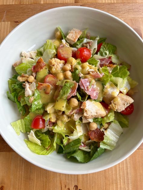 Jennifer Aniston Cobb Salad! I assume this is one of the salads she ate on set while shooting Friends. Chicken, garbanzo beans, tomatoes, crispy bacon, what more could you ask for? It's delicious! Cobb Salad Chicken, Refreshing Salads, Salad Chicken, Mom Recipes, Asian Inspired Dishes, Romaine Lettuce Salad, Refreshing Salad, Savory Dishes, Cold Appetizers