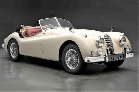 Classic Jaguar Car, Jaguar Sports Car, Jaguar Roadster, Jaguar Sport, Jaguar E Type 1961, Vintage Jaguar Car, Old Jaguar Car Vintage, Classic European Cars, Cars Vintage