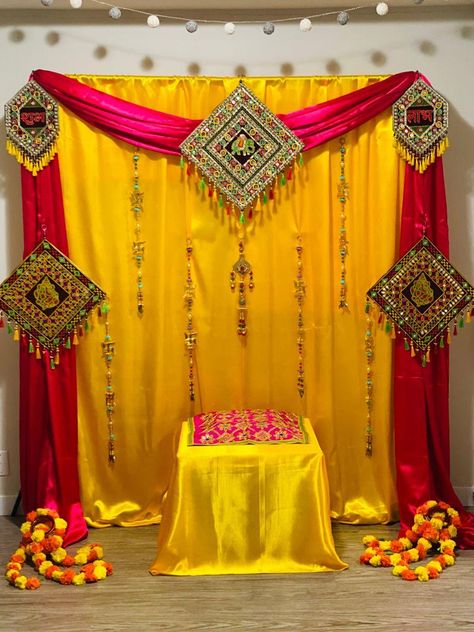 Toran Decoration Ideas, Tilwa Decoration Ideas At Home, Simple Wedding Decorations Indian At Home, Mayon Decor At Home, Haldi Mehendi Decoration Ideas, Arangetram Decoration Ideas, Puja Backdrop Decor, Mehandi Function Decoration, Diwali Photobooth Ideas