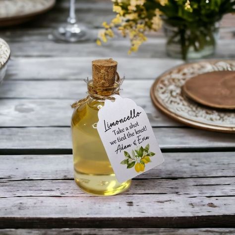 Mens Wedding Favours, Yellow Wedding Favors, Limoncello Wedding, Wedding Favours Shots, White Engagement Party, Wedding Cake Favors, Rustic Italian Wedding, Italian Wedding Favors, Italian Liqueur