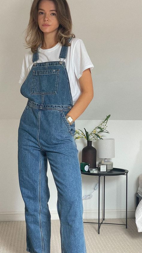 Overalls And Button Up Shirt, Dungaree Skirt Outfit, Dungarees Outfit Summer, Dungaree Outfit Ideas, How To Style Dungarees, Denim Dungarees Outfit, Dungaree Outfits, Jean Overall Outfits, Cute Overall Outfits