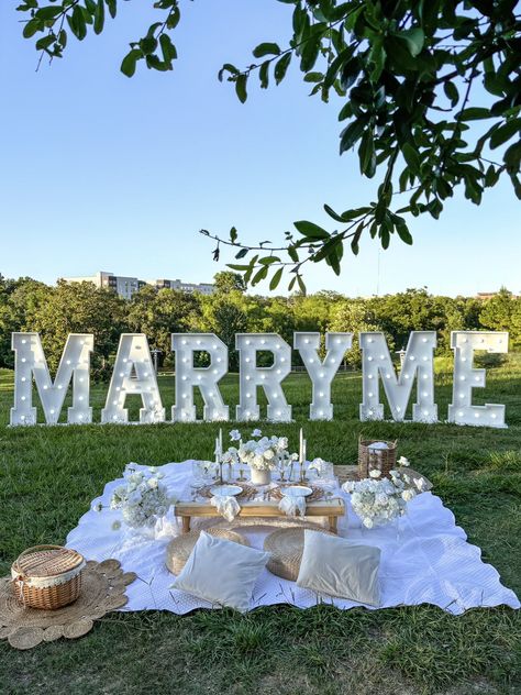 Purposing Ideas Proposals, Marry Proposal Ideas, Minimalist Proposal Ideas, Intimate Wedding Proposal, Summer Proposal Ideas, Pretty Proposals, Wedding Proposals Ideas, Proposal Decorations Outdoor, Marriage Proposal Aesthetic