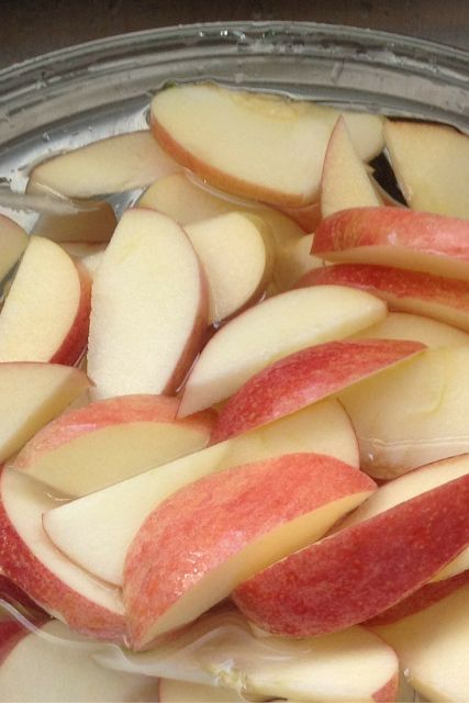 Keep Apples From Browning, Grinch Night, Apples Recipes, Pack Lunches, Apple Slice Recipe, Freezing Apples, Cooking Tricks, Sliced Apples, Amazing Food Hacks