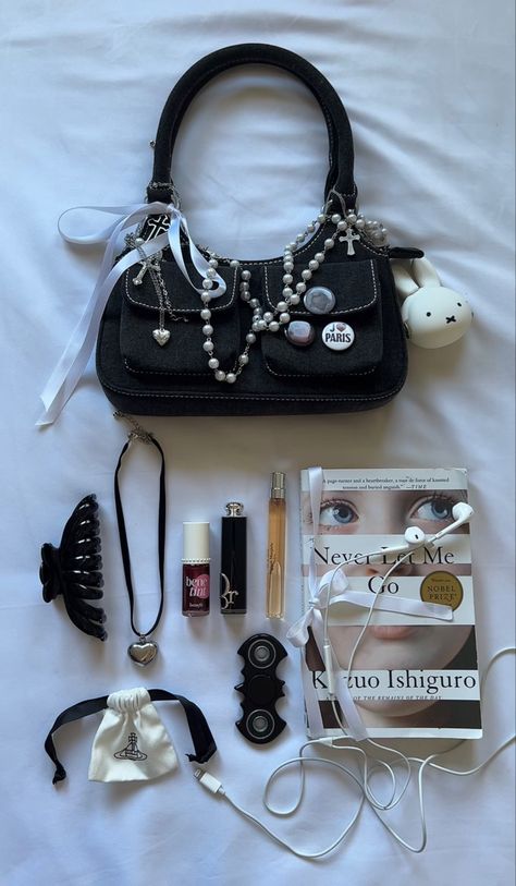 Inside My Bag, Purse Essentials, Handbag Essentials, Fits Inspo, What In My Bag, Girly Accessories, Fancy Bags, Downtown Girl, Jane Birkin