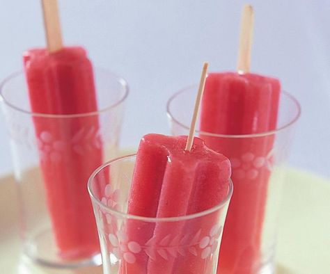 Watermelon and strawberry ice-block School Snack Recipes, Watermelon And Strawberry, Savory Bread Puddings, Vegan Tiramisu, Dressing For Fruit Salad, Fruit Juice Recipes, Muesli Bars, Ice Block, After School Snack