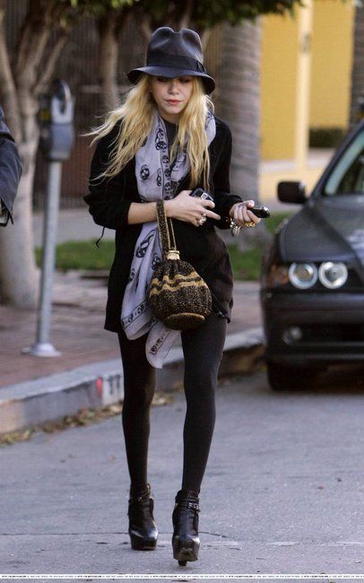 How To Wear: Alexander McQueen Skull Scarf - style-rx.ca Skull Scarf Outfit, Mary Kate Olsen Style, Alexander Mcqueen Skull Scarf, Ashley Olsen Style, Mcqueen Scarf, Olsen Fashion, Olsen Twins Style, Kate Olsen, Alexander Mcqueen Skull