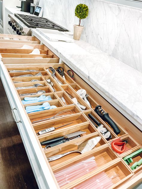 Kitchen Drawer Organization Ideas Cooking Utensils, Exposed Pantry, Organize Kitchen Utensils, Uncluttered Kitchen, Silverware Drawer Organizer, Spice Organization Drawer, Organize Kitchen, Kitchen Organization Ideas, Pantry Bin