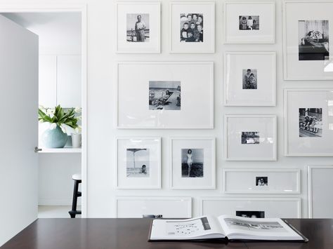 Eye Candy: 10 Gallery Walls Done Right Display Family Photos, Family Photo Wall, Unique Gallery Wall, Gallery Wall Inspiration, Photo Wall Gallery, Mural Ideas, Photo Mural, 아파트 인테리어, Frame Wall